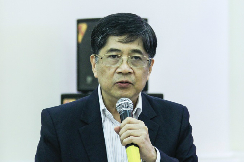 GS Nguyễn Lộc, chủ biên môn tiếng Anh thông tin về thời lượng môn học. Ảnh: Dương Tâm