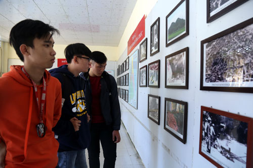 Các bạn trẻ tham quan di tích lịch sử Ba Chúc, huyện Tri Tôn (An Giang) - một điểm nóng trong cuộc chiến tranh biên giới Tây Nam 1979. Ảnh: Phước Tuấn.