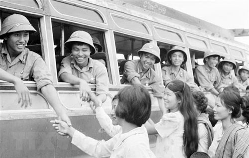 Nhân dân Phnom Penh tiễn đưa các chiến sĩquân tình nguyện Việt Nam hoàn thành nghĩa vụ quốc tế, lên đường trở về Tổ quốc. Ảnh: TTXVN.
