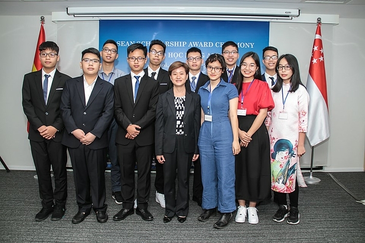 Các học sinh nhận Học bổng ASEAN vào tháng 10/2019. Ảnh:Singapore Embassy in Hanoi and Consulate-General in HCMCity
